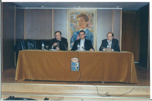 Mesa Redonda presidida por D. Valentín Martínez-Otero, con los ponentes Dres. D. Carlos Castrodeza y D. Ángel Luis Villar